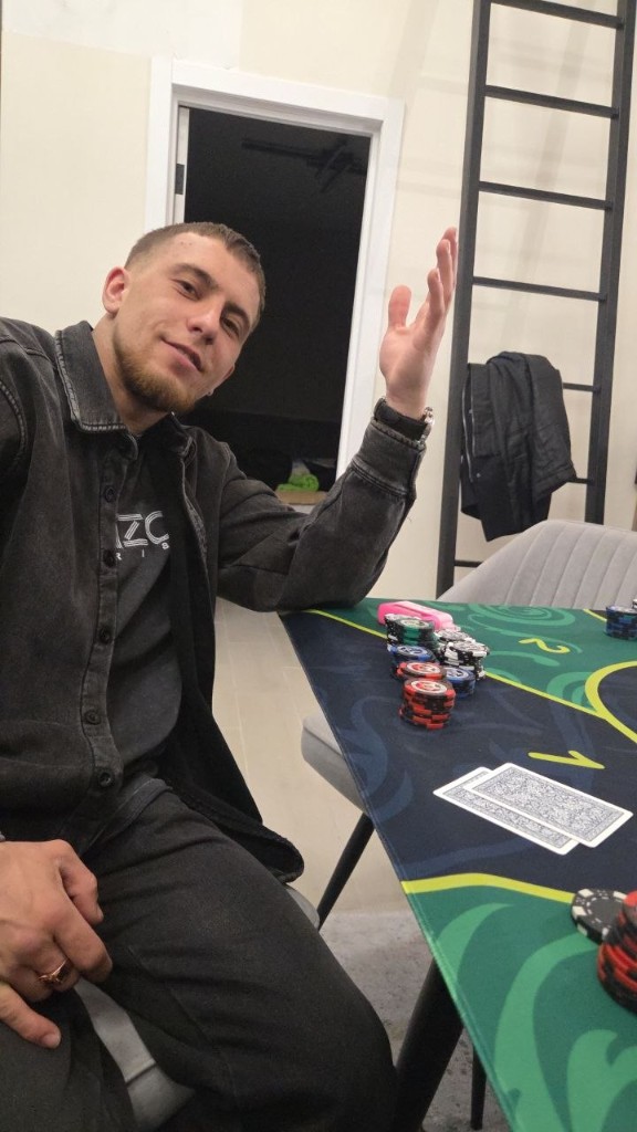 Рома Venius в гостях у Кулера, март 2026, покерный стол с фишками