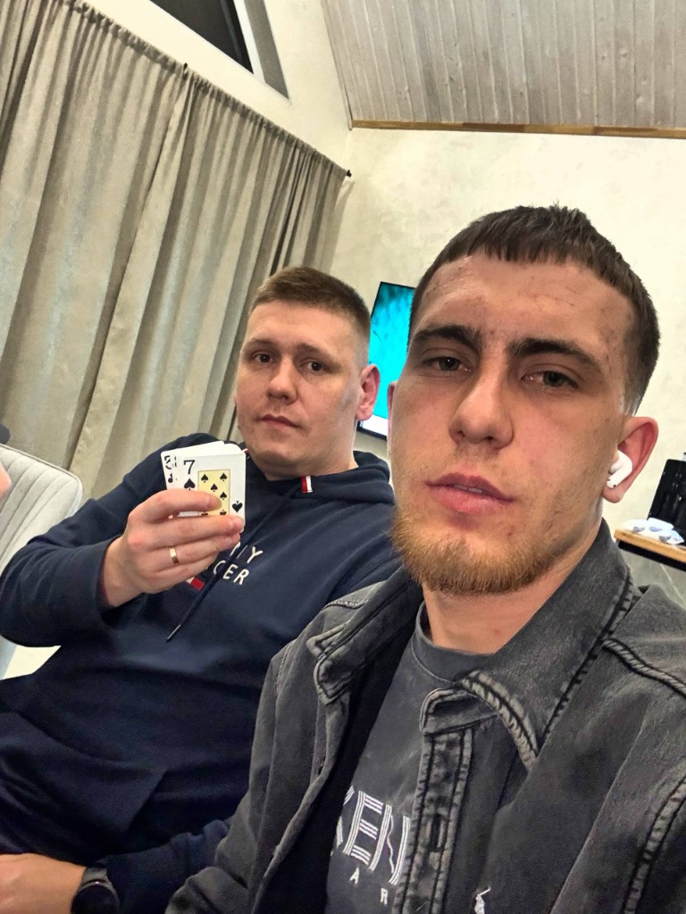 Кулер и Вениус, март 2026, в руках тройка и семёрка пик