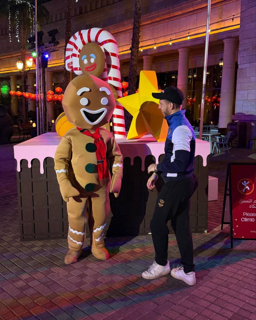 Покерманки и Пряник в костюме пряника, вечерняя улица с гирляндами