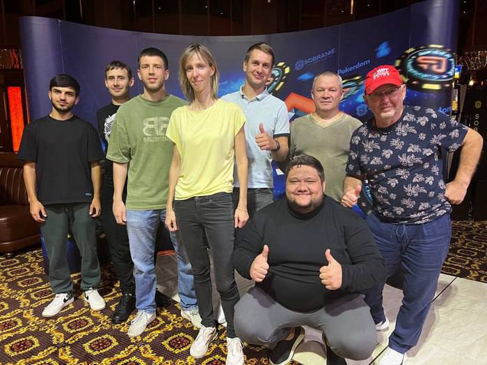 Групповое фото участников у баннера турнира, финальный стол