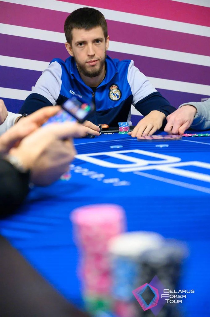 Покерманки, Belarus Poker Tour, январь 2026: игрок за покерным столом в куртке Real Madrid