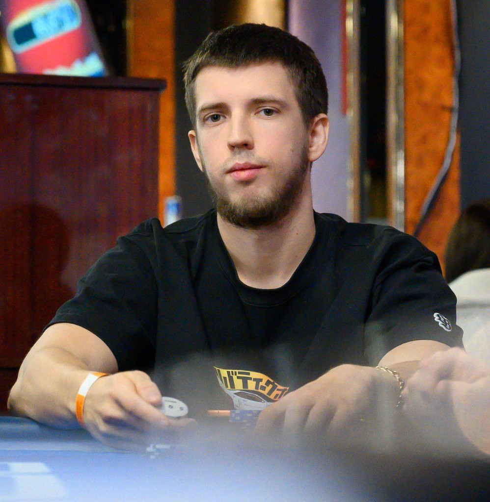 Покерманки, Belarus Poker Tour, январь 2026: игрок в чёрной футболке за покерным столом