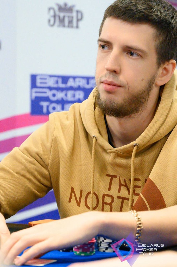 Покерманки, Belarus Poker Tour, январь 2026: игрок в бежевом худи за покерным столом