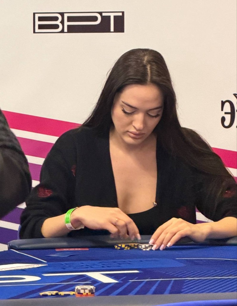 Игрок Котик за покерным столом на Belarus Poker Tour 2026